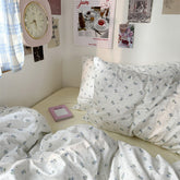 Hellblaues Bettwäscheset aus Baumwolle mit kleinen Blumen